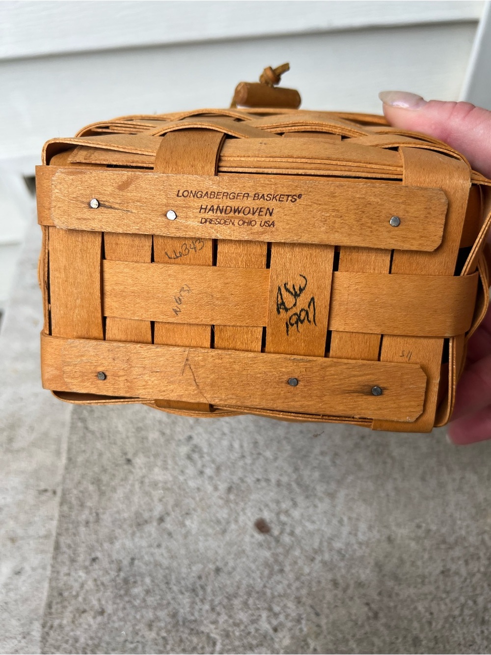Longaberger Handwoven Kiddie Purse Basket with Wooden Lid and handle signed - Picture 3 of 6